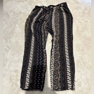 🌻2/$10🌻 Loose fit patterned capri pants, streetwear society, size small